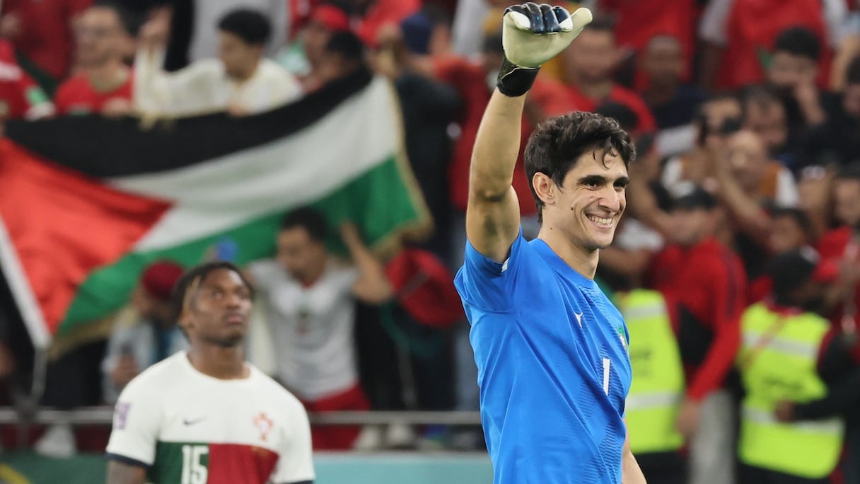 Le gardien de but marocain #01 Yassine Bounou célèbre avec ses supporters après que son équipe a remporté le match de football de quart de finale de la Coupe du monde Qatar 2022 entre le Maroc et le Portugal au stade Al-Thumama de Doha, le 10 décembre 2022.