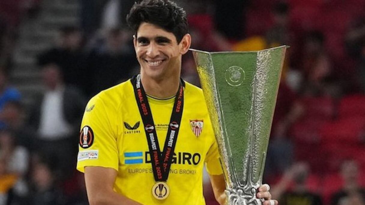 Yassine Bounou posant avec le trophée de la Ligue Europa, le 31 mai 2023.