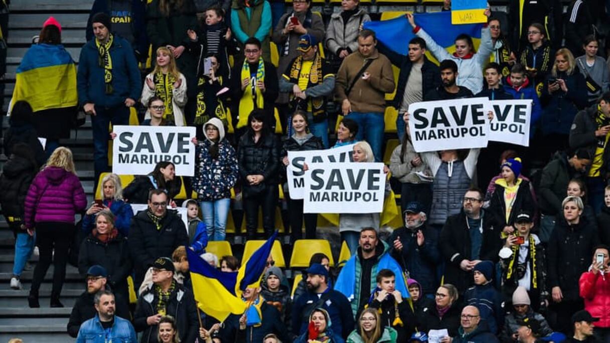Des supporters de Dortmund avec des pancartes "Save Mariupol" lors du match de charité du Dynamo Kiev.