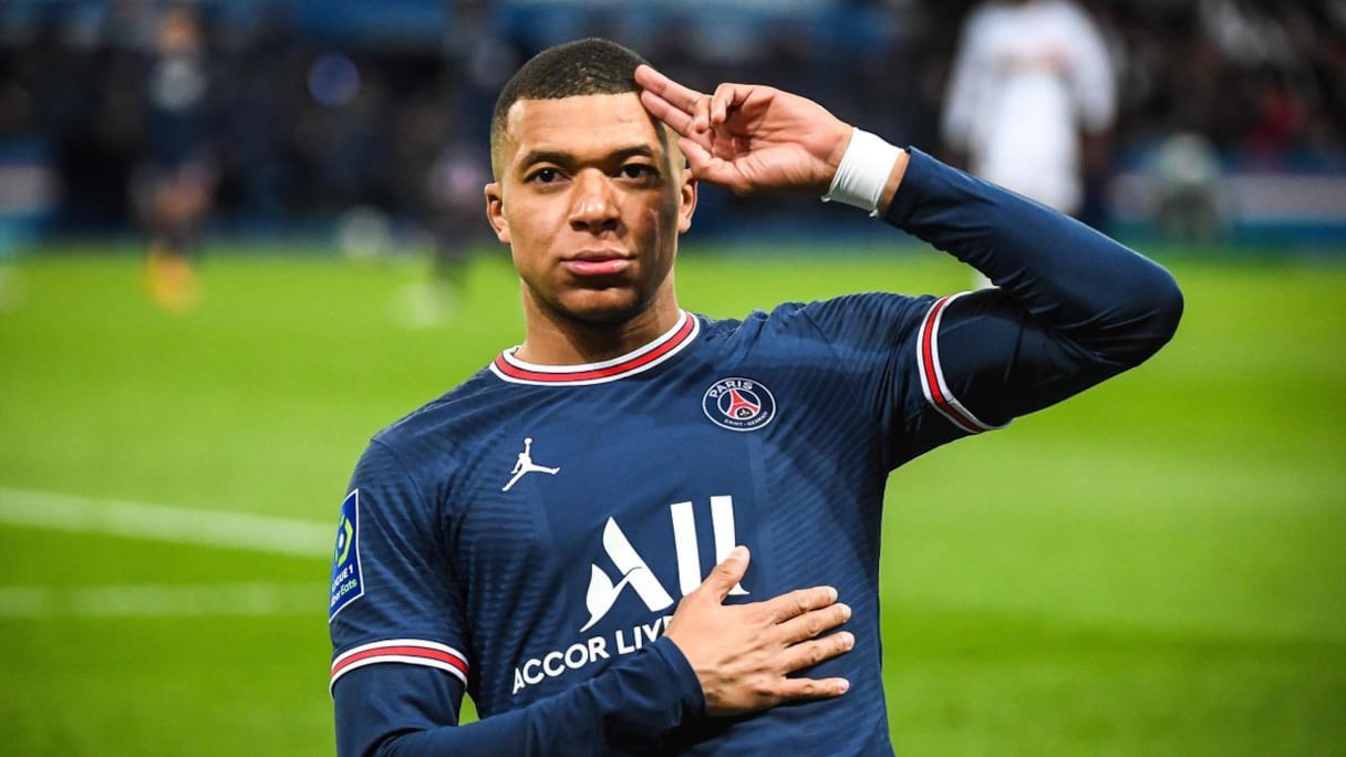 Mbappé recevra 300 millions d'euros de prime à la signature de l'administration du Paris Saint-Germain, et un salaire annuel de 90 millions d'euros.