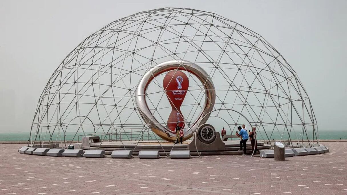 Installation du compte à rebours avant le début de la Coupe du Monde de la FIFA 2022 au Qatar, le long du front de mer de Doha, le 17 mai 2022.