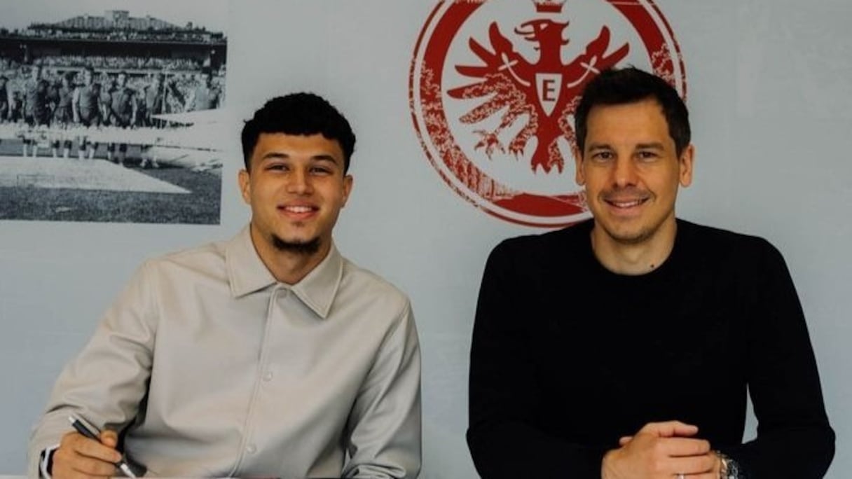 Anas Alaoui a signé ce mercredi 5 juin, son premier contrat professionnel avec Eintracht Frankfurt.