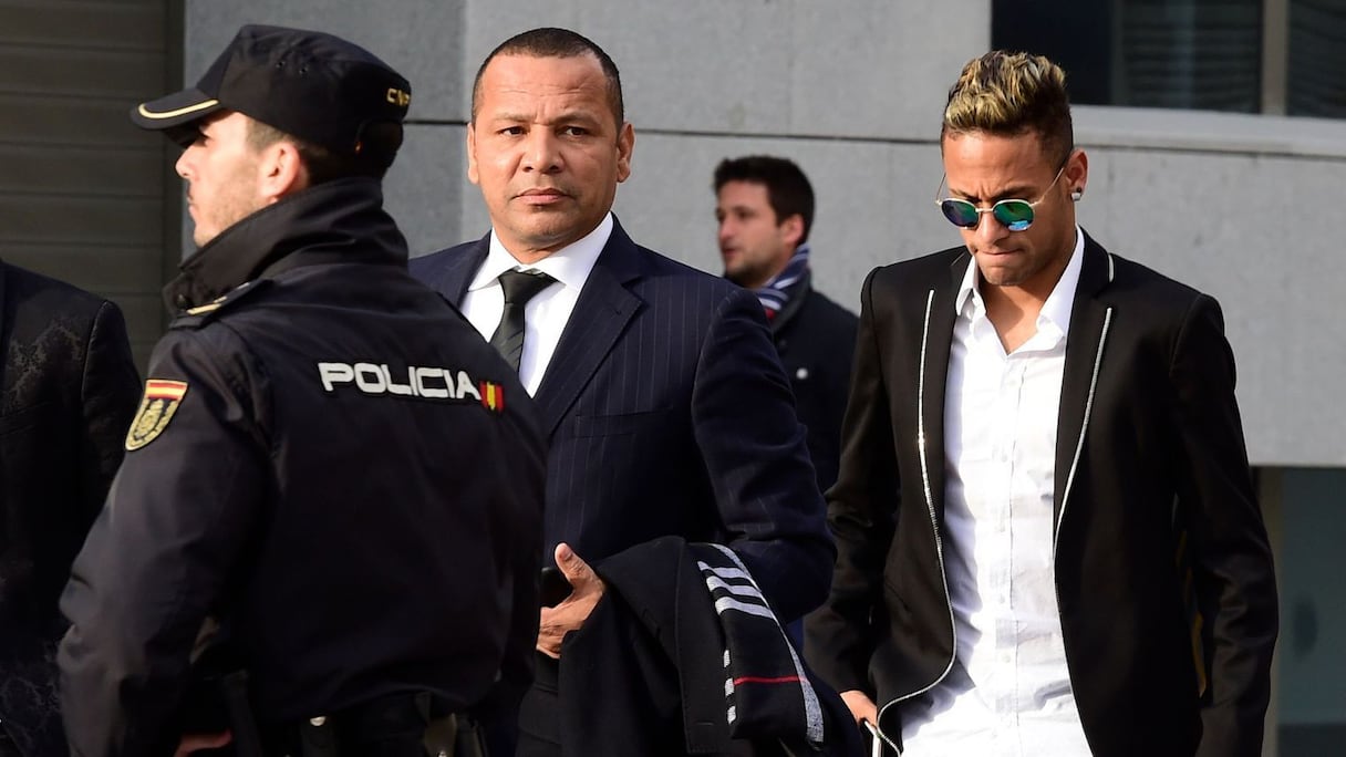 Neymar à son arrivée, le mardi 2 février à 16h GMT, à l'Audience nationale de Madrid, accompagné de son avocat.