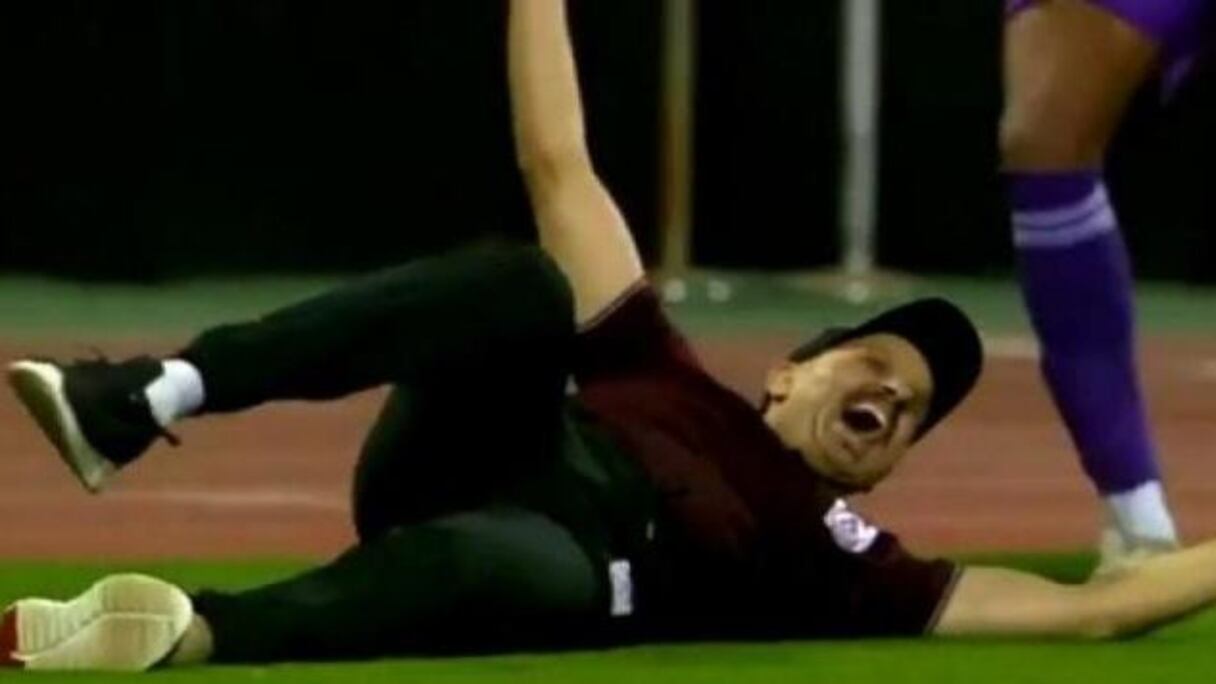 Mounir Jaouani célébrant un but de son équipe, en championnat de 2e division du Qatar.