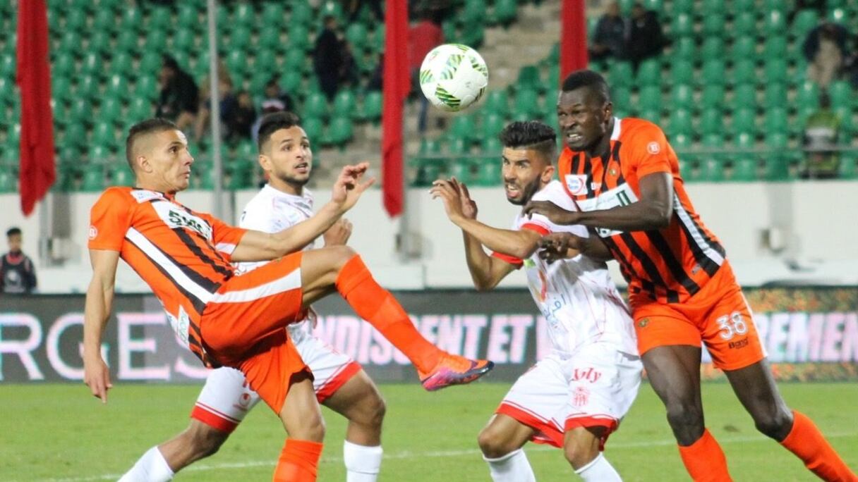 Le trophée de la Coupe de la CAF.