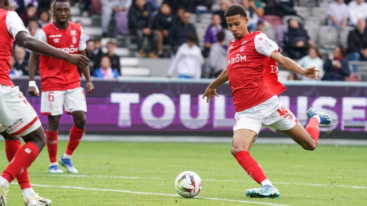 Le tir de Amir Richardson qui a ouvert le score pour le Stade de Reims sur la pelouse du Toulouse FC, le 22 octobre 2023.