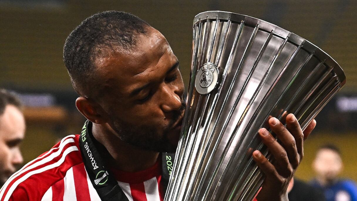 Ayoub El Kaabi sacré champion de la Ligue Europa Conférence avec l'Olympiakos.