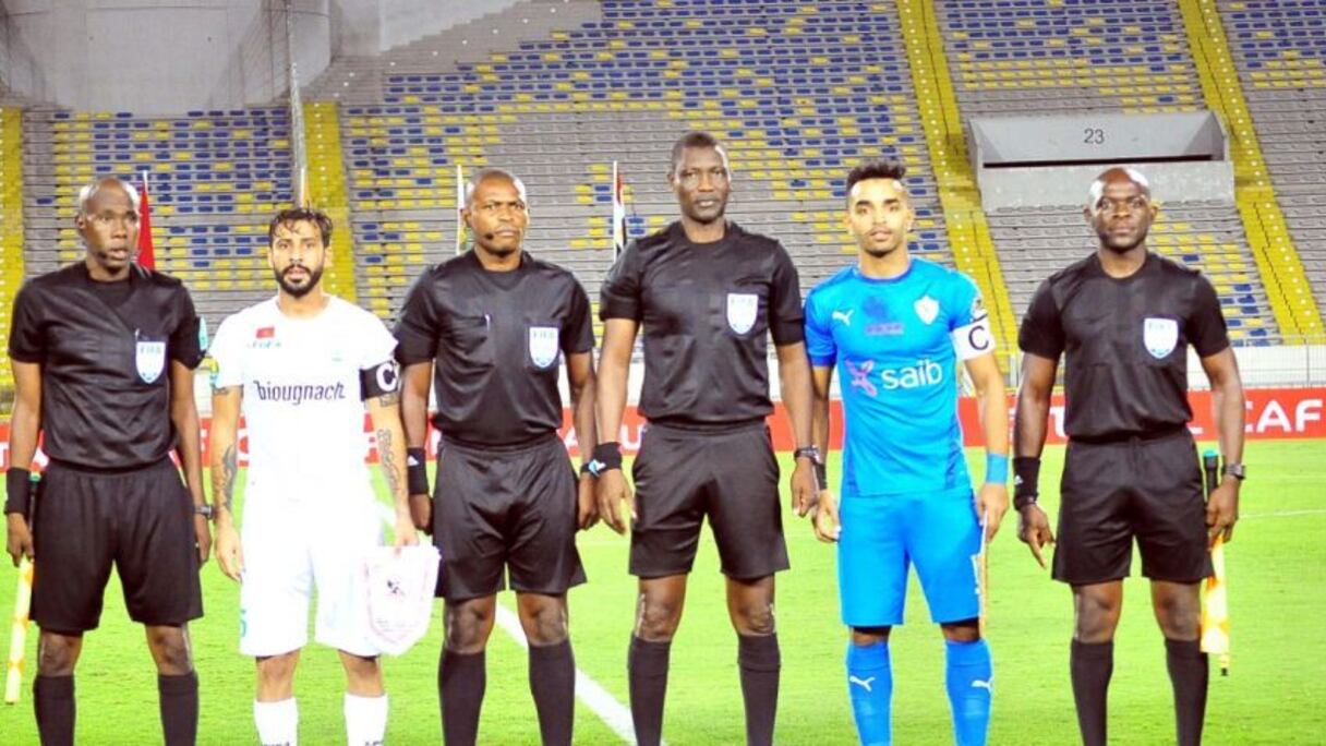 Le trio arbitral du match Raja-Zamalek, avec les capitaines des deux équipes.