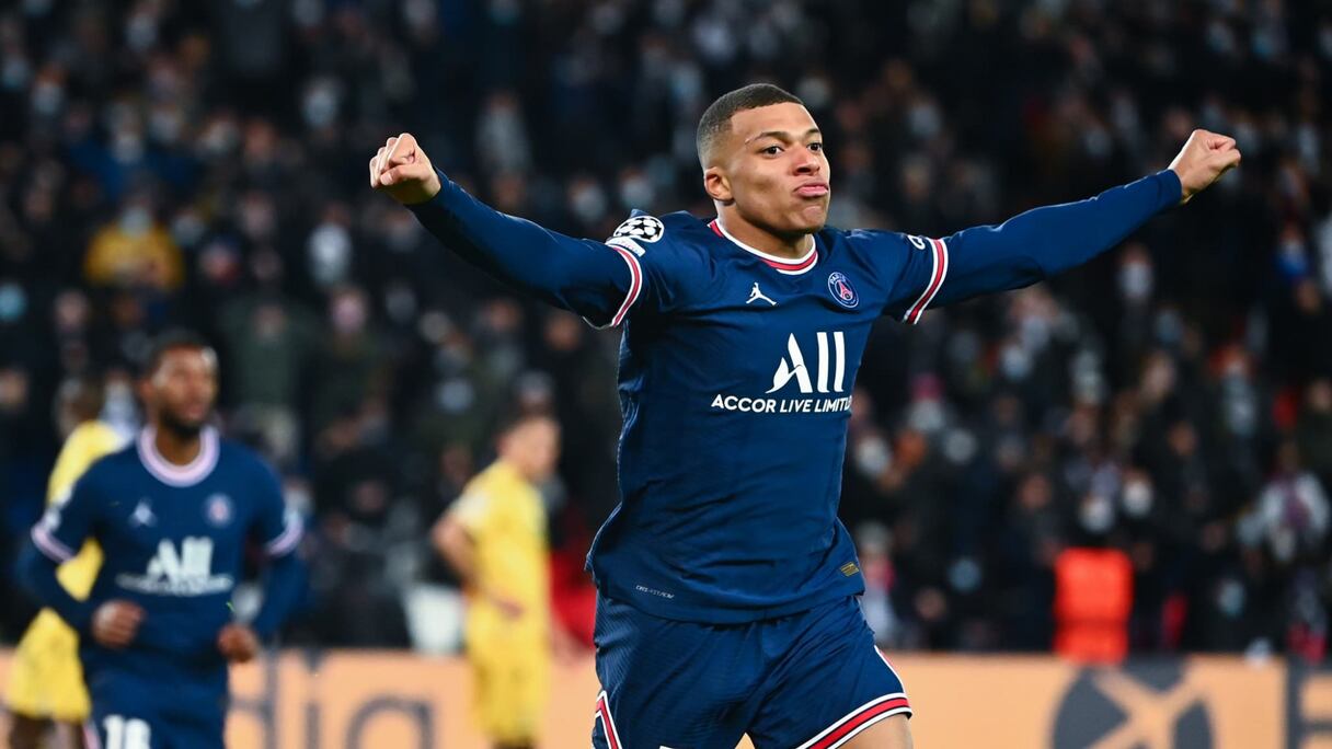 Mbappé recevra 300 millions d'euros de prime à la signature de l'administration du Paris Saint-Germain, et un salaire annuel de 90 millions d'euros.