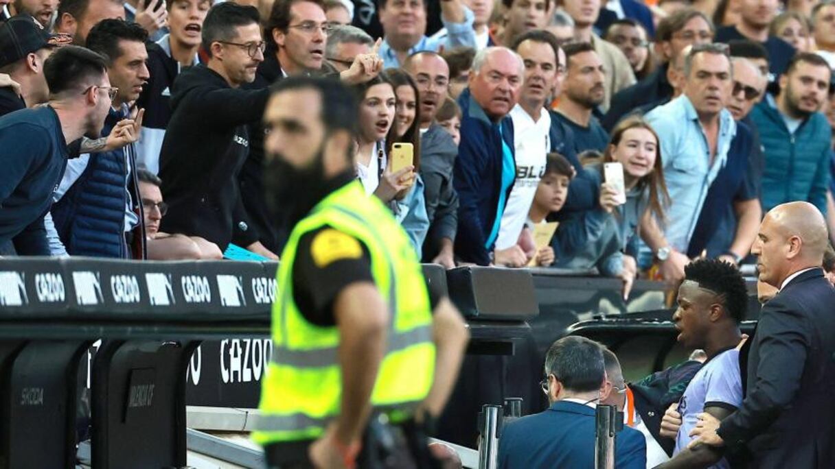 Les autorités espagnoles ont serré la vis mardi, deux jours après de nouvelles insultes proférées contre la star brésilienne Vinicius Junior, à l’origine d’une vague d’indignation internationale.