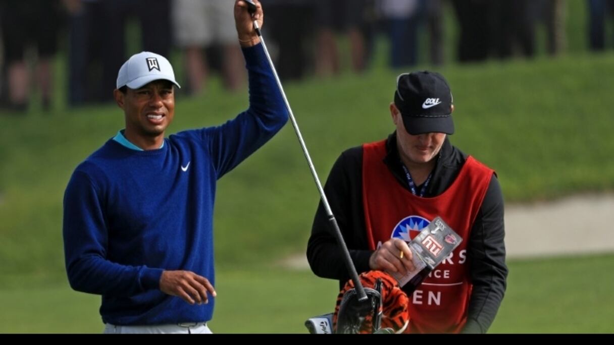 Tiger Woods et son caddie Joe LaCava lors du Farmers Insurance Open à San Diego (Etats-Unis) le 25 janvier 2020
