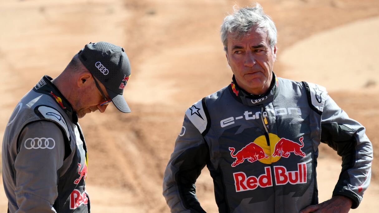 Les coéquipiers Audi, Stéphane Peterhansel (à g.) et Carlos Sainz, ont abandonné le Dakar 2023.