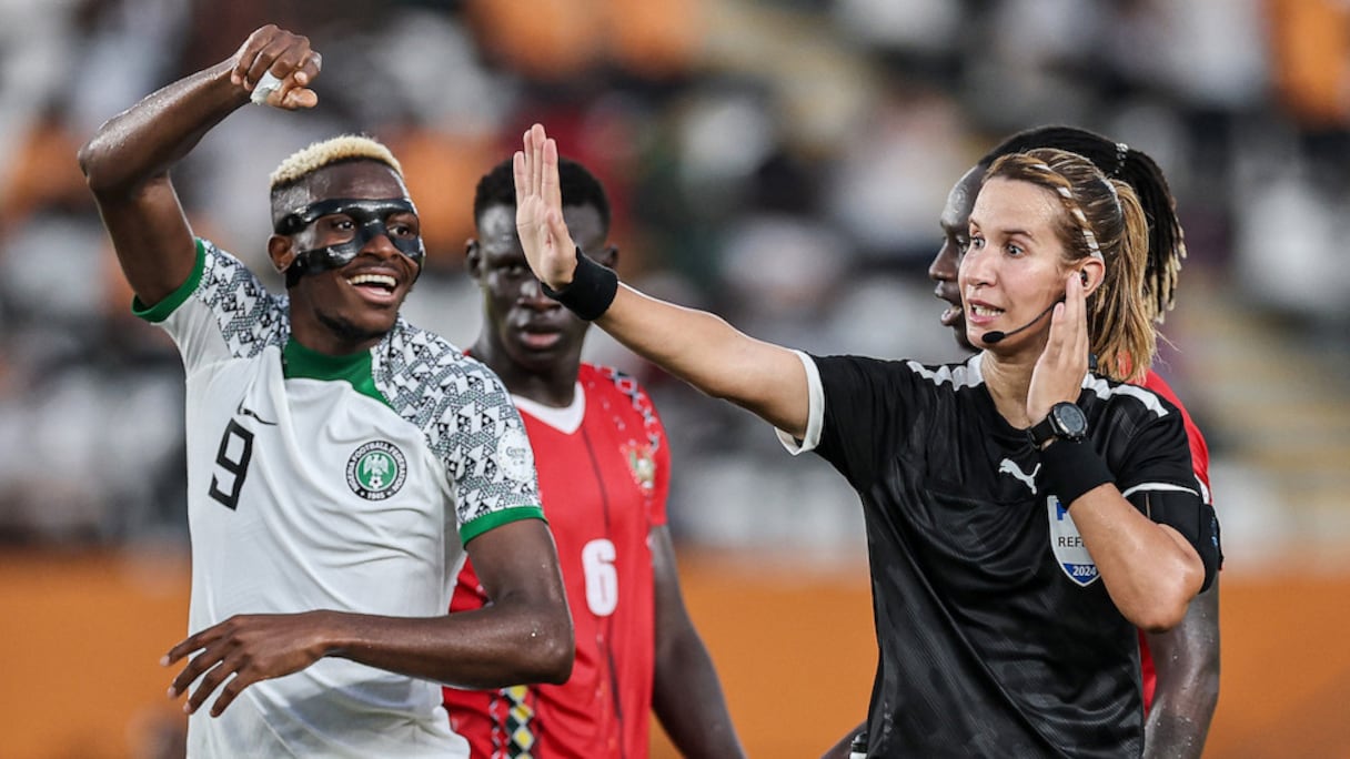 L'arbitre marocaine Bouchra Karboubi lors de Nigeria Vs Guinée-Bissau.
