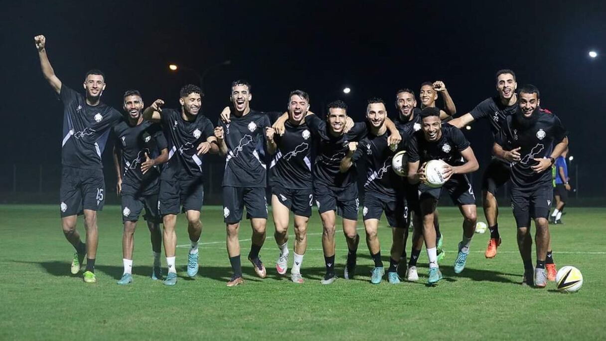 Les joueurs du Wydad de Casablanca lors d’une séance d’entrainement au Nigeria, vêtus d’un maillot avec la carte complète du Maroc.
