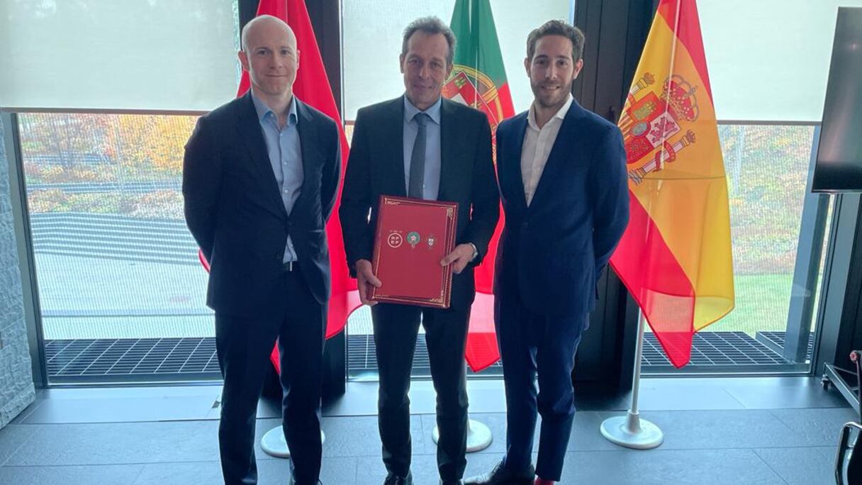 Tarik Najem (centrę), SG de la FRMF, au siège de la FIFA, le lundi 30 octobre 2023.