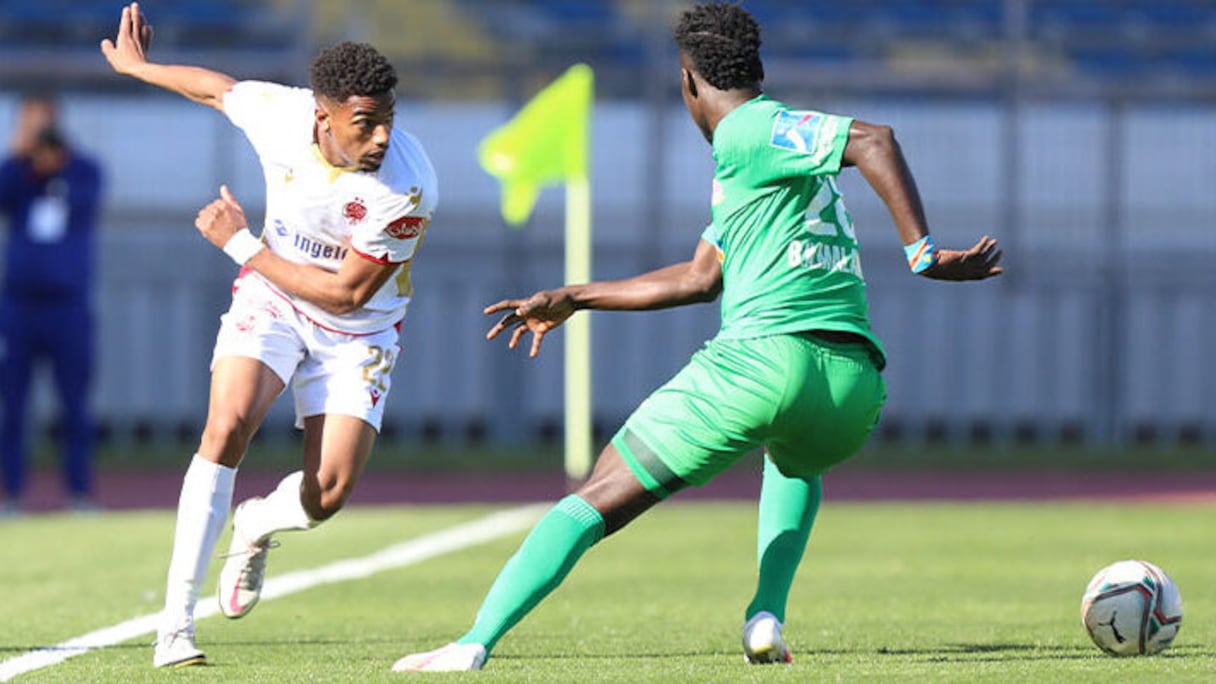 Ayoub El Amloud, latéral droit du Wydad lors d'un derby contre le Raja.