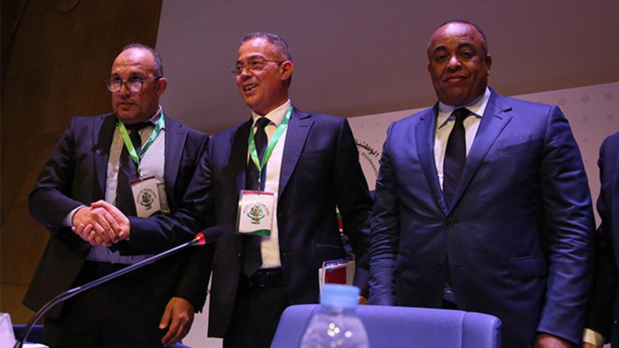De gauche à droite: Abdeslam Belkchour, président de la LNFP, Fouzi Lekjaa, président de la FRMF, et Said Naciri, ex-président de la LNFP.