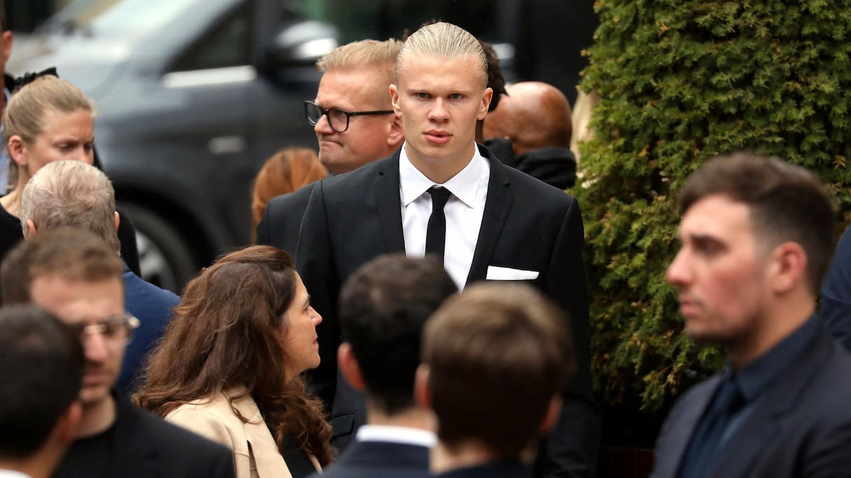 Erling Haaland assiste aux funérailles de Mino Raiola.