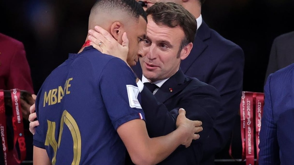 Emmanuel Macron et Kylian Mbappé lors de la remise de médailles de la Coupe du monde 2022 au Qatar.