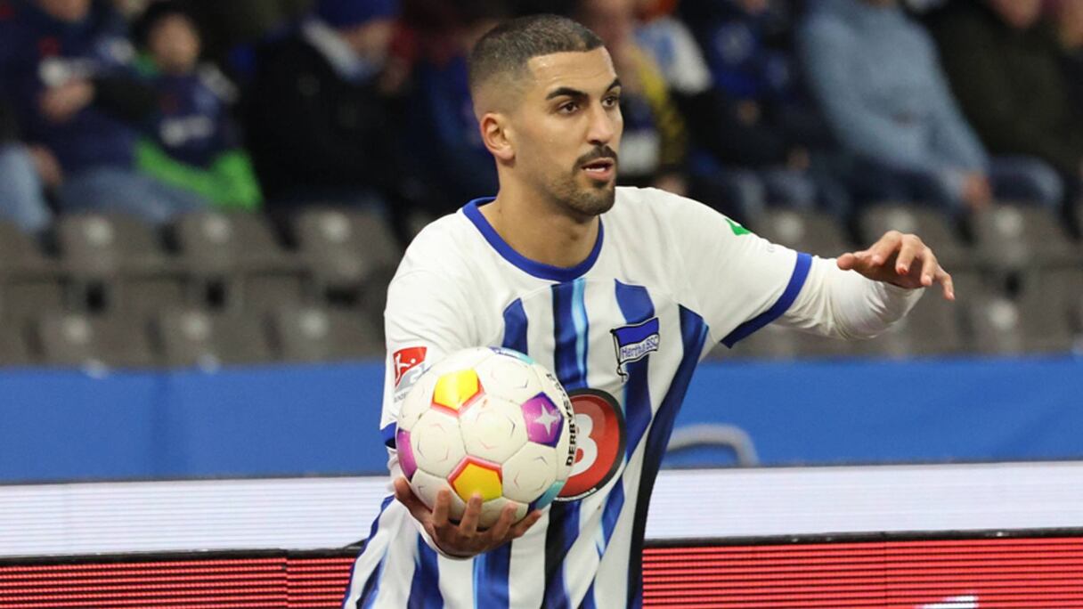 Aymen Barkok arborant le maillot du Hertha Berlin.