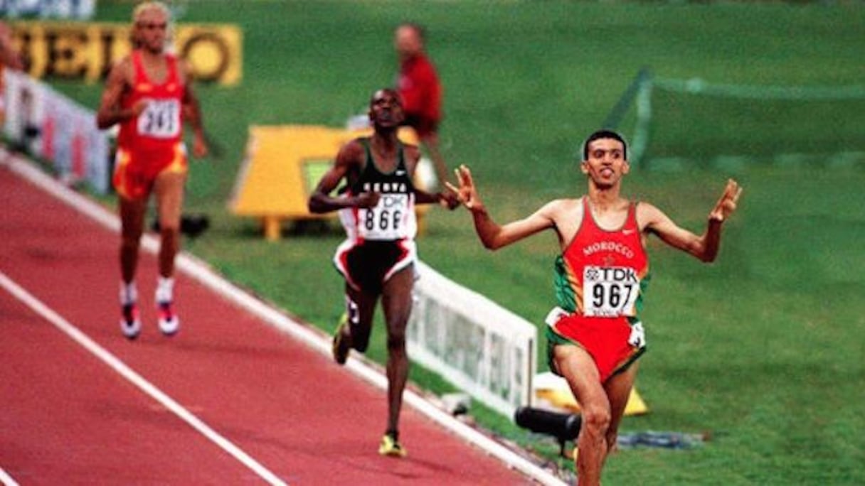 Hicham El Guerrouj en remportant la course 1500m aux Championnats du monde de Séville 1999.