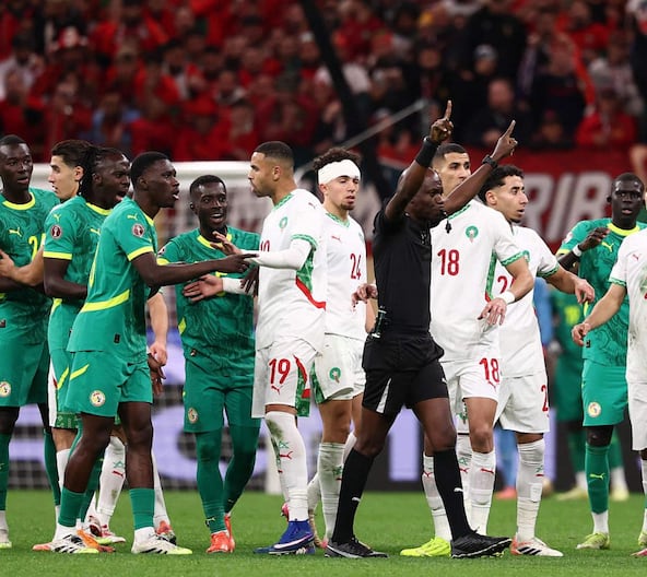 Imagen de la final entre Marruecos y Senegal, con la protesta de estos últimos. AFP