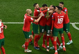 Les Lions de l'Atlas laissent éclater leur joie sur la pelouse, à un des matchs qu'ils ont disputé lors de l'édition 2022 de la Coupe du monde, qui a pris fin le 18 décembre à Doha, au Qatar.