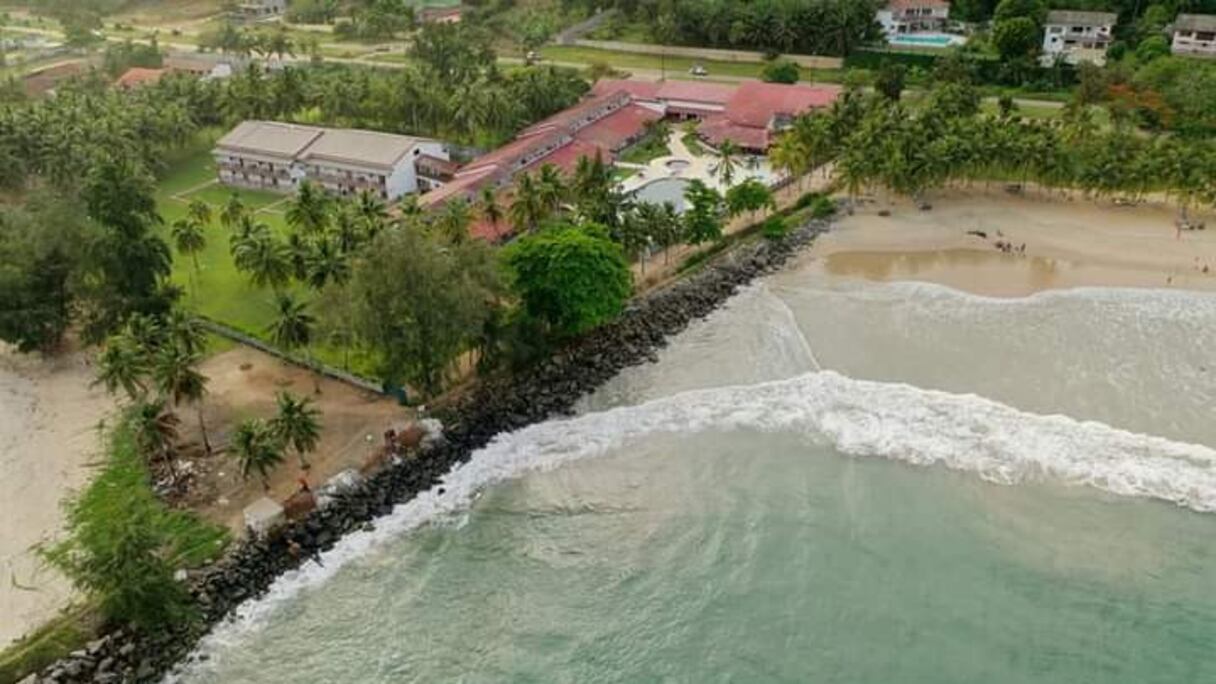 Une vue aérienne de l'hôtel Sophia qui va accueillir l'équipe nationale à San Pedro en Côte d'Ivoire.
