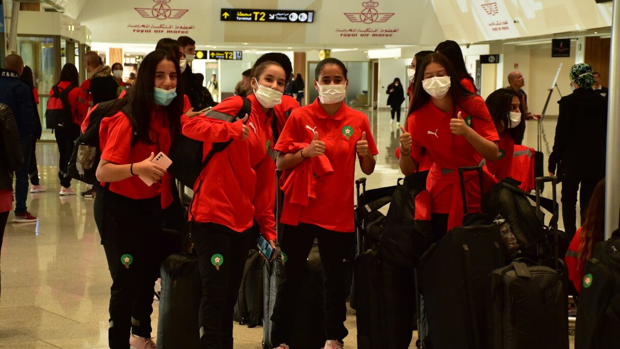 Les Lioncelles de l'Atlas U17 à l’aéroport.