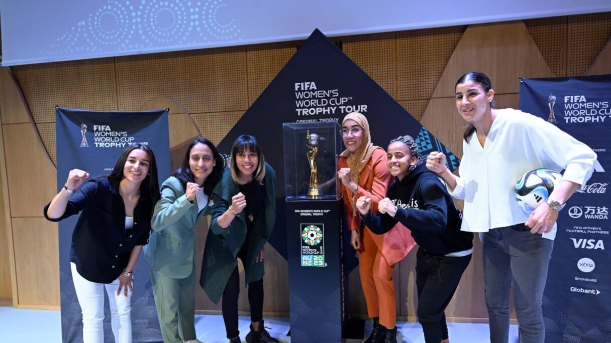 Quelques Lionnes de l'Atlas posent devant le trophée original du Mondial Féminin arrivé au Maroc, le dimanche 19 mars 2023