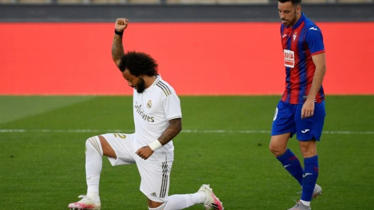 Marcelo, genou à terre et poing levé, rend hommage à George Floyd, un Afro-Américain tué par un policier à Minneapolis, après son but avec le Real contre Eibar, le 14 juin 2020 à Madrid