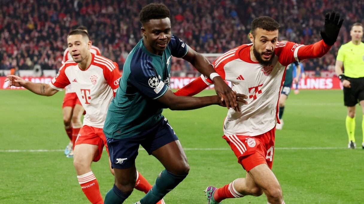 Noussair Mazraoui et Bukayo Saka, lors du match retour des quarts de finale de la Ligue des champions