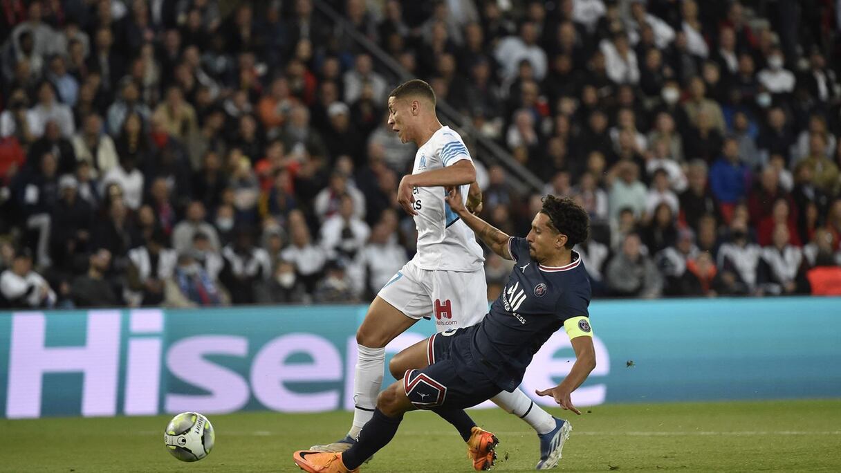 Amine Harit tente de déborder le capitaine du PSG capitaine Marquinhos.
