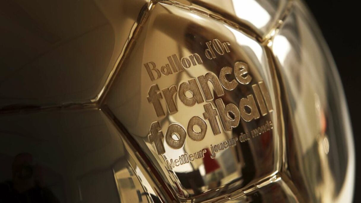 Le trophée du Ballon d'Or France Football.