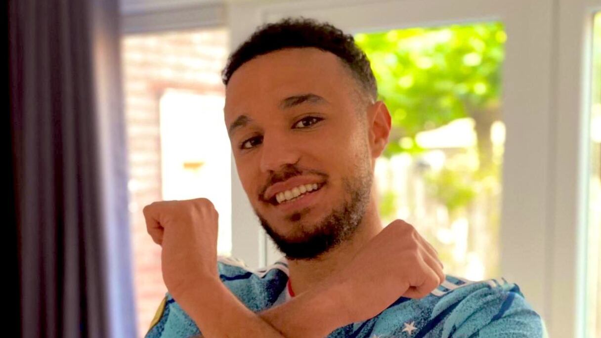 L'international marocain Noussair Mazraoui avec le nouveau maillot de l'Ajax.