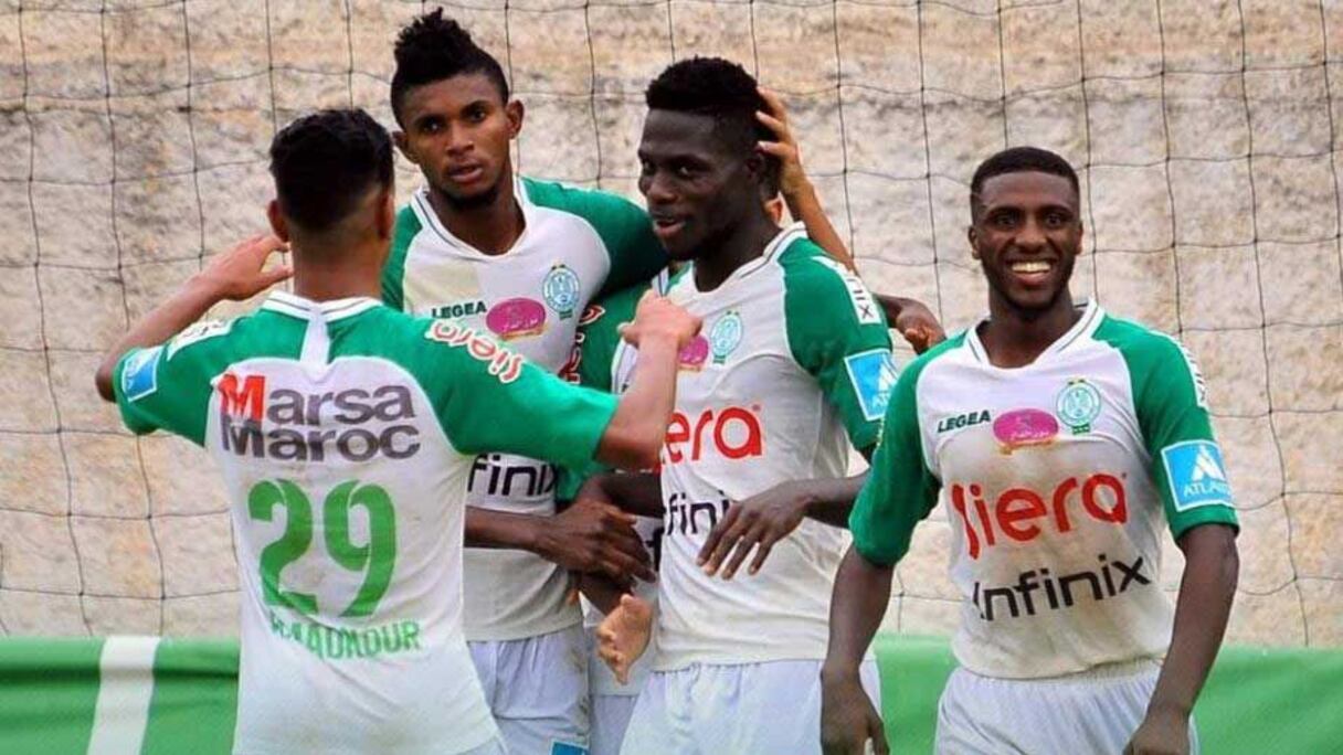 Ben Malango et Fabrice Ngoma célébrant un but avec le Raja de Casablanca.