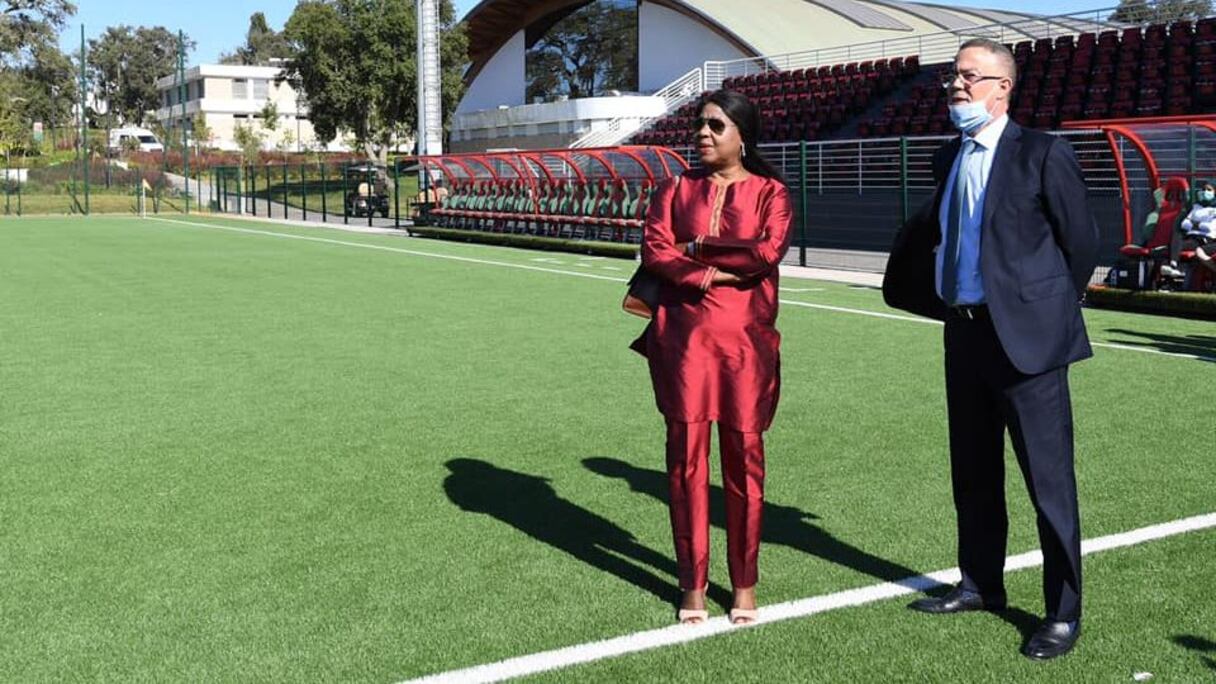 Fatma Samoura, SG de la FIFA, et Fouzi Lekjaa, président de la FRMF, au complexe Mohammed VI de football.
