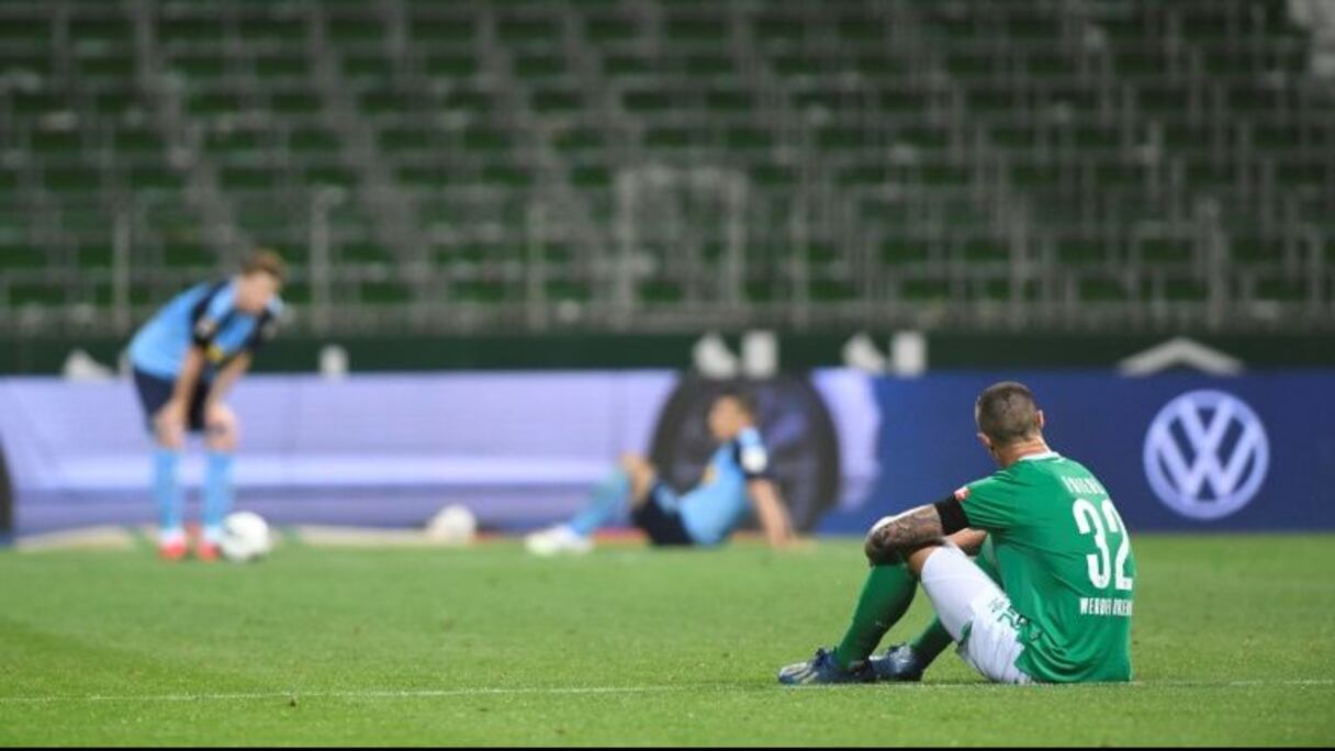 L'attaquant du Werder Brême Marco Friedl abattu après le match nul à domicile face au Borussia MÖnchengladbach, le 26 mai 2020