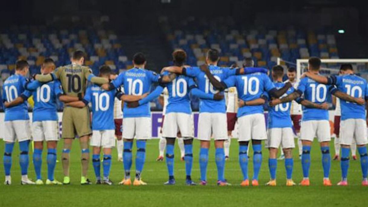 Les joueurs de Naples avec le N.10 sur le terrain.