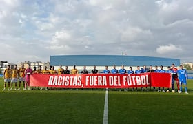 Une banderole anti-racisme déployée en Espagne