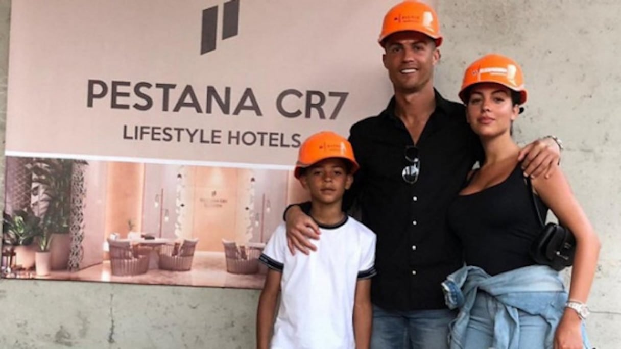 Cristiano Ronaldo, sa compagne Georgina Rodriguez et son fils Cristiano Jr., lors d'une visite de chantier de son hôtel Pestana CR7 à Marrakech, en mai 2019.