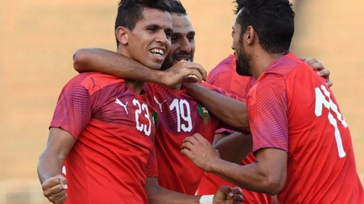 Des joueurs de l'équipe nationale des Locaux exultent.