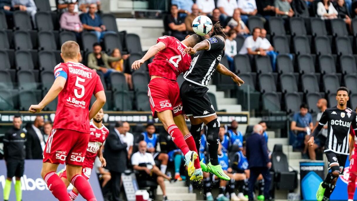 Achraf Dari, pilier du mur défensif du Stade Brestois. Ici en action contre Angers SCO, dimanche 21 août 2022.