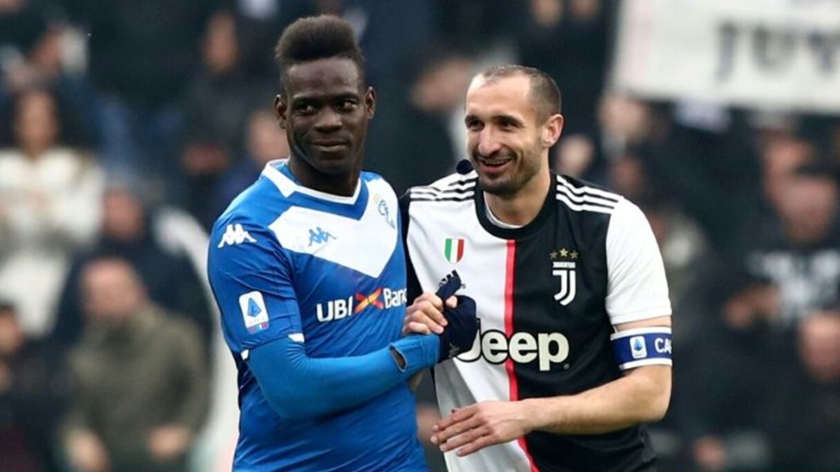 L'attaquant italien de Brescia Mario Balotelli (à gauche) au côtés du defenseur de la Juventus Turin Giorgio Chiellini lors d'une rencontre de Serie A le 16 février 2020 à Turin.