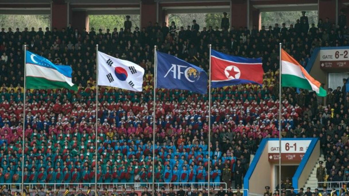 Des drapeaux flottent lors d'un match de football entre les sélections féminines de Corée du Nord et du Sud au stade Kim Il-Sung de Pyongyang le 7 avril 2017