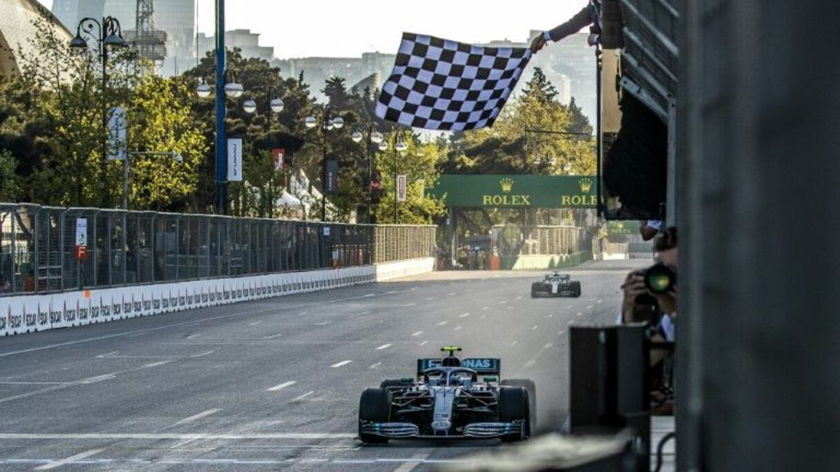 Le Finlandais Valtteri Bottas franchit la ligne d'arrivée en vainqueur lors GP Azerbaïdjan, le 28 avril 2019 à Bakou.