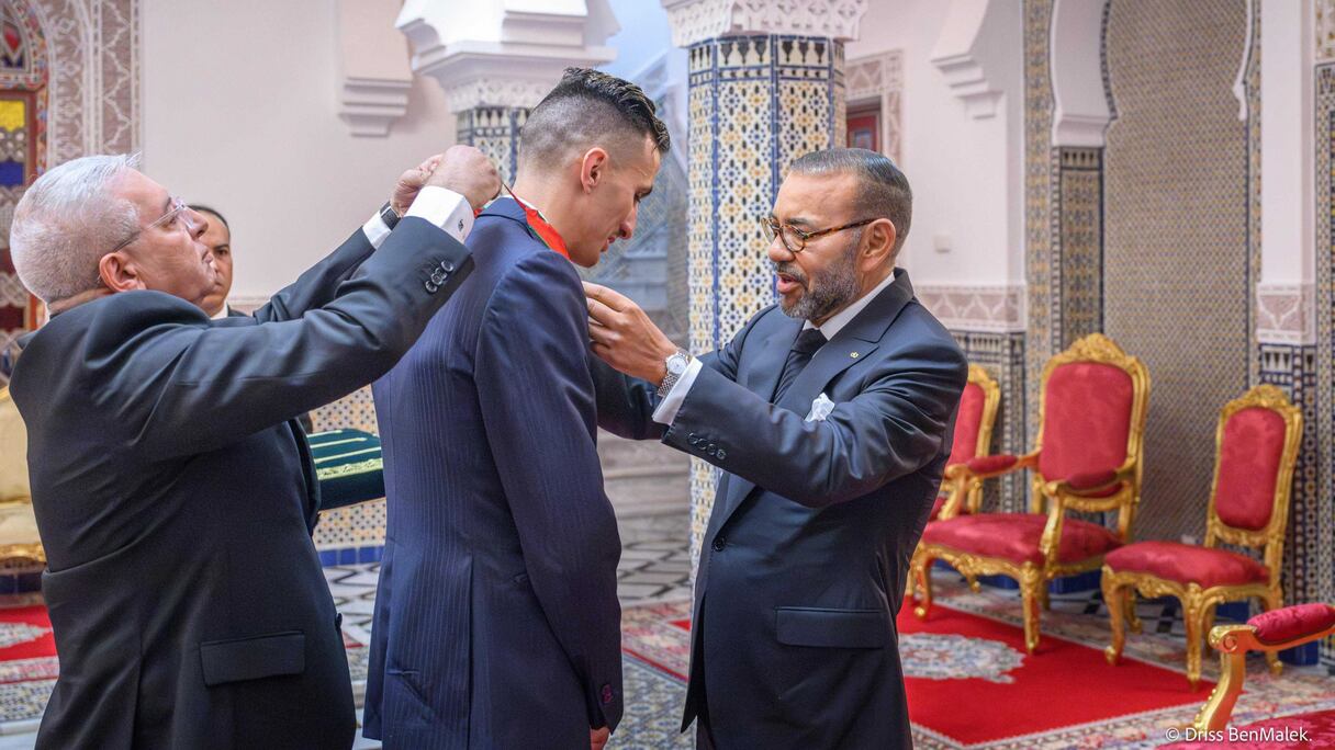 Le Roi Mohammed VI a décoré l'athlète Soufiane El Bakkali, médaillé d'or du 3.000 m steeple masculin lors des Jeux Olympiques d'été (Paris 2024), le mercredi 14 août 2024 au Palais Royal à Tétouan.