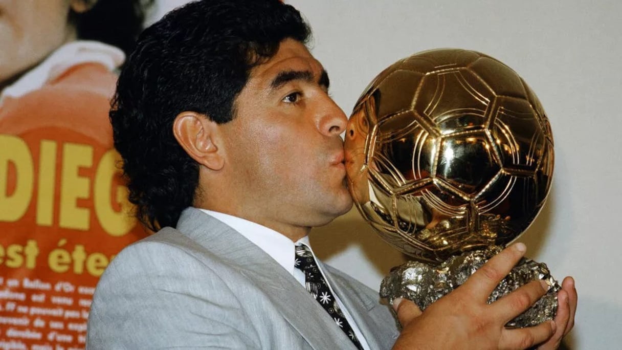 Diego Maradona posant avec le trophée du Ballon d'Or