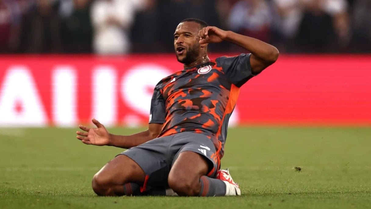 Ayoub El Kaabi célébrant un but contre l'Aston Villa en demi-finale aller de l'UECL