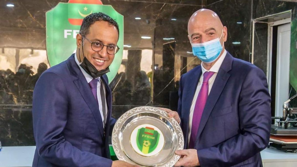 Le président de la Fédération mauritanienne de football, Ahmed ould Yahya, le président de la Fifa, Gianni infantino, et le patron de d'AB Sport, Mohamed Bessam El Aqil.